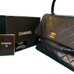 Túi xách đeo chéo nắp gập Chanel màu đen/chocolade