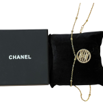 giây chuyền chanel màu vàng