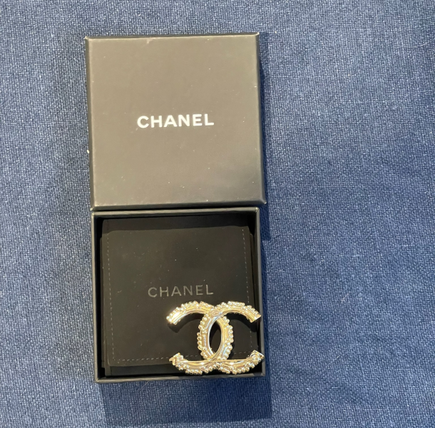 Châm cài áo chanel mạ vàng