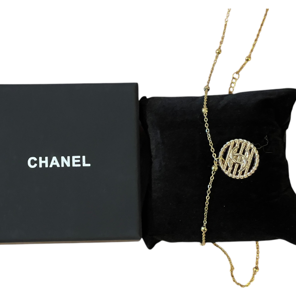 giây chuyền chanel màu vàng